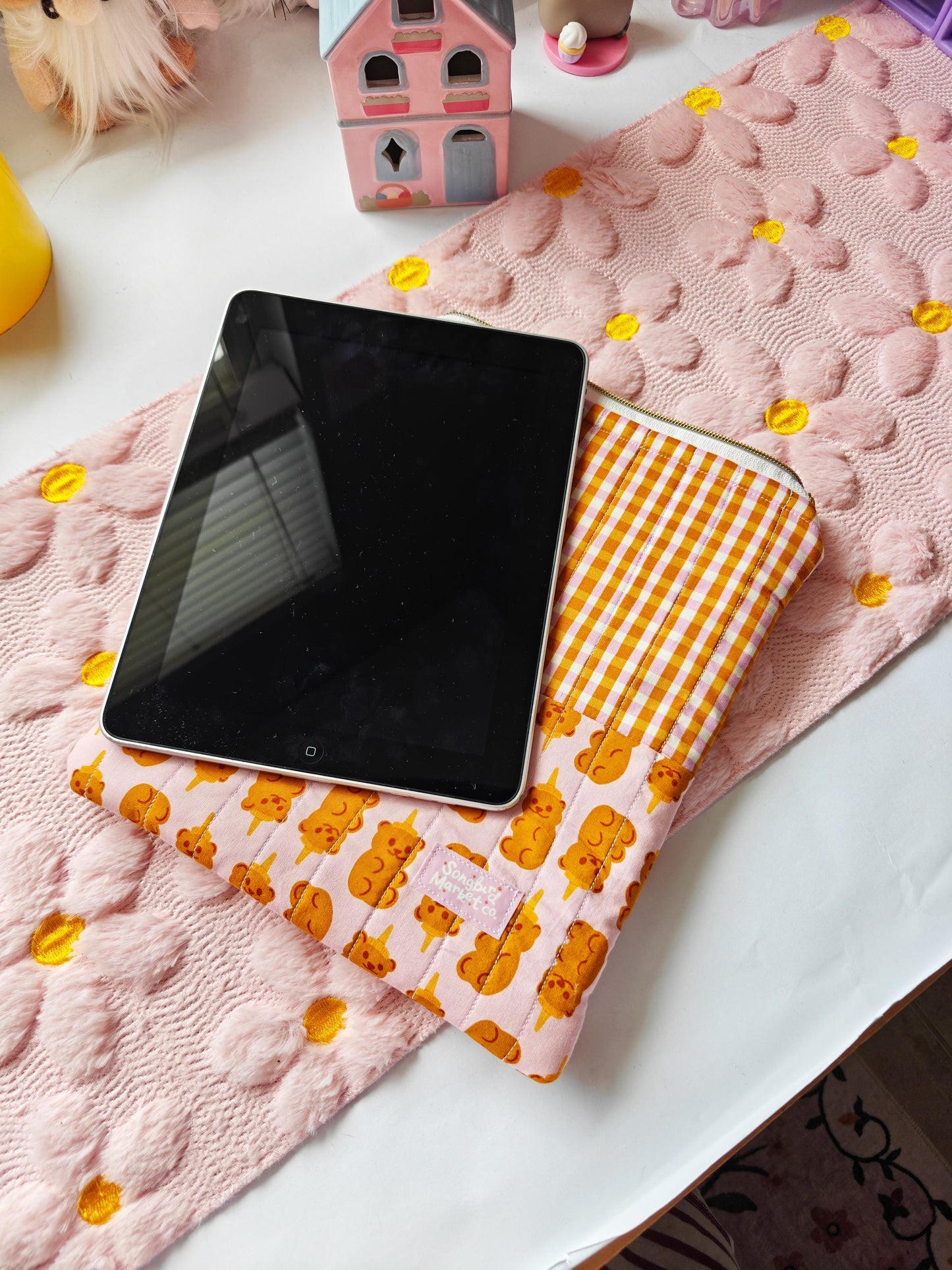 Gingham Honey Bear Kindle and Book Sleeve With Zipper  | 11 inch iPad Sleeve
